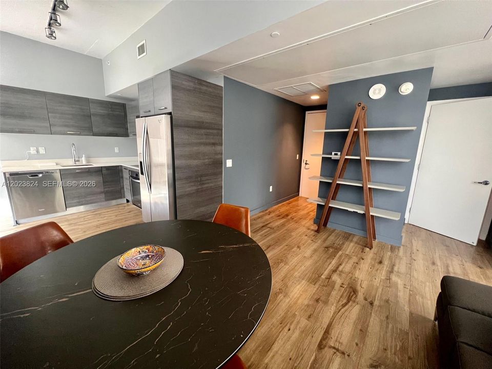 For Sale: $385,000 (1 beds, 1 baths, 607 Square Feet)