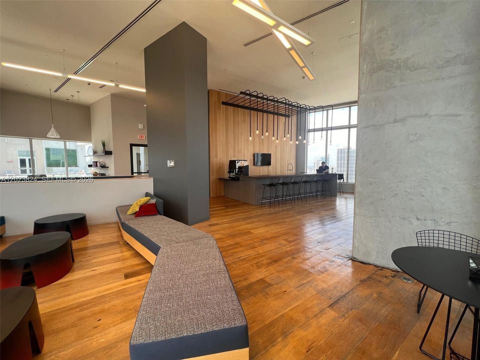 For Sale: $385,000 (1 beds, 1 baths, 607 Square Feet)