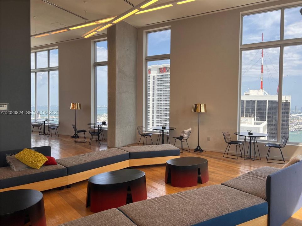 For Sale: $385,000 (1 beds, 1 baths, 607 Square Feet)