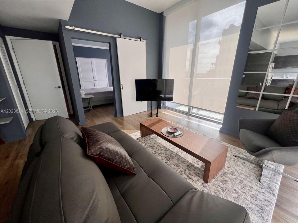 For Sale: $385,000 (1 beds, 1 baths, 607 Square Feet)