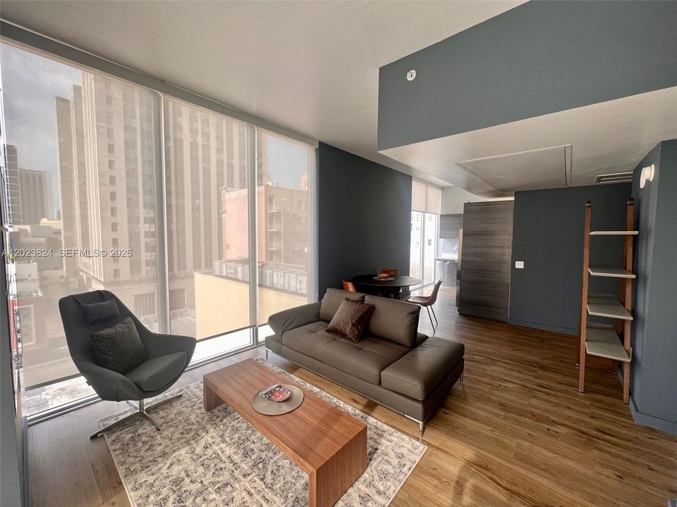 For Sale: $385,000 (1 beds, 1 baths, 607 Square Feet)