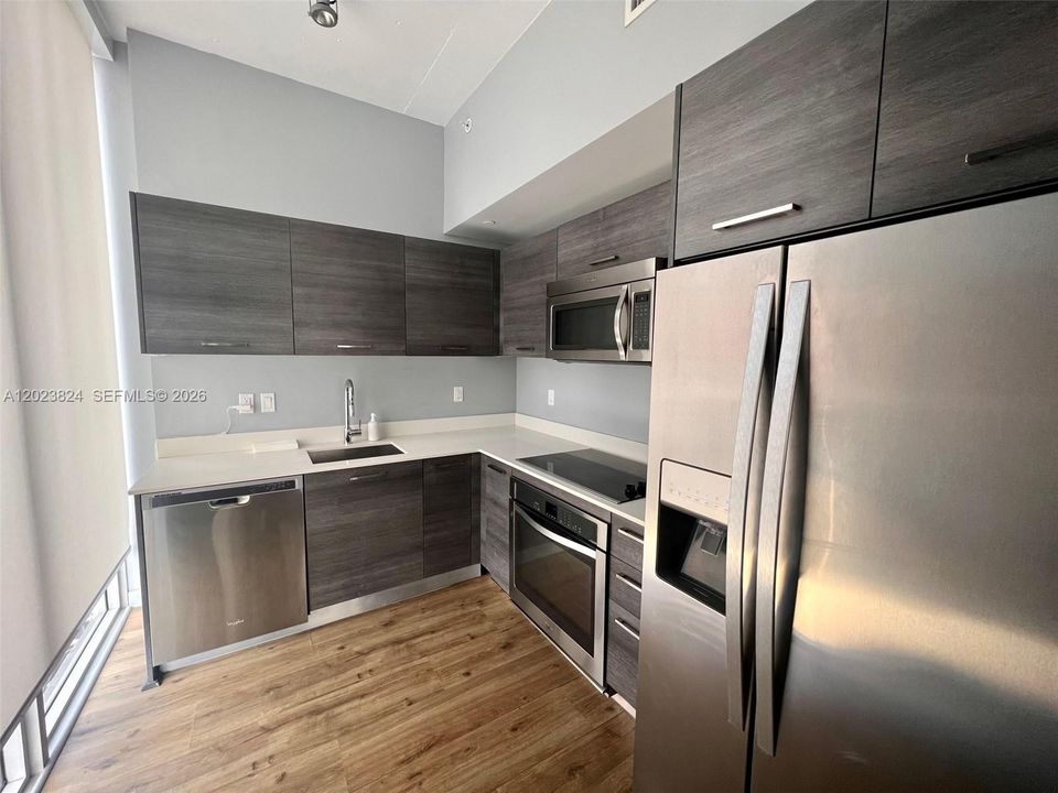 For Sale: $385,000 (1 beds, 1 baths, 607 Square Feet)