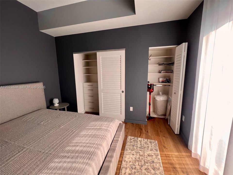 For Sale: $385,000 (1 beds, 1 baths, 607 Square Feet)