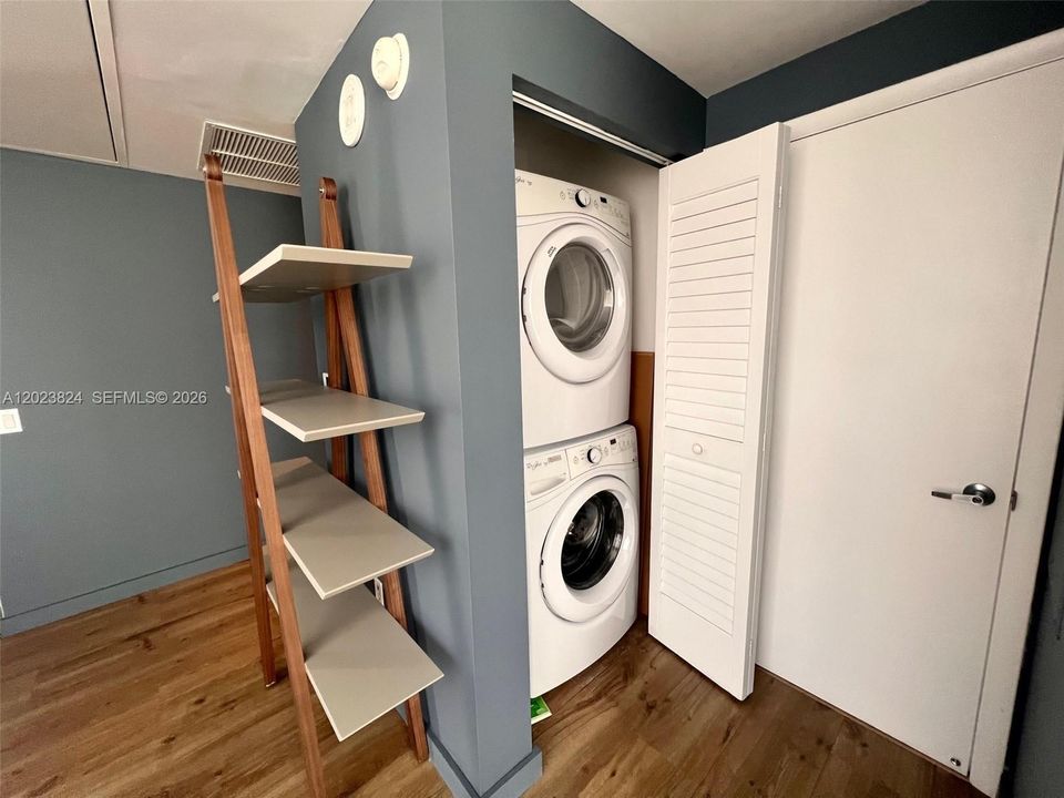 For Sale: $385,000 (1 beds, 1 baths, 607 Square Feet)
