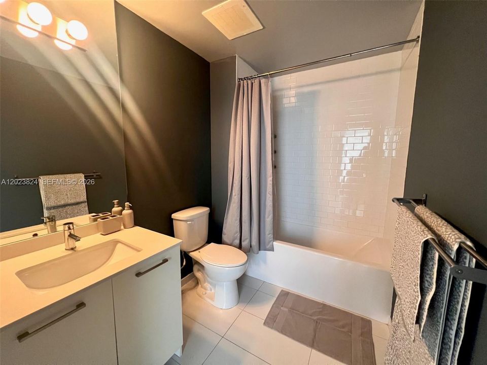 For Sale: $385,000 (1 beds, 1 baths, 607 Square Feet)
