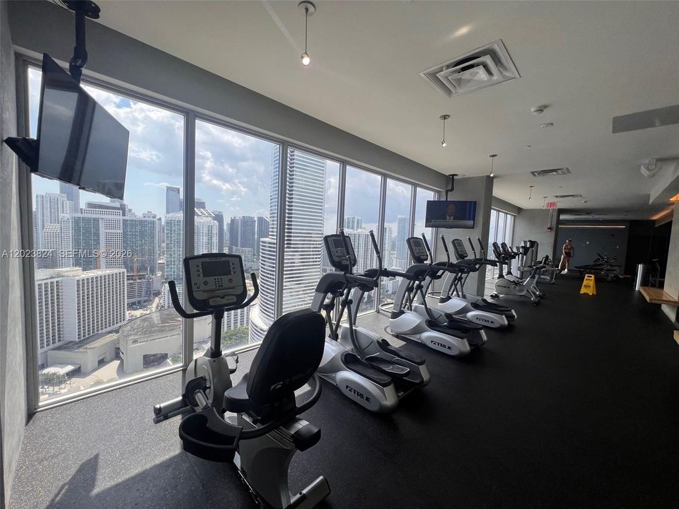 For Sale: $385,000 (1 beds, 1 baths, 607 Square Feet)