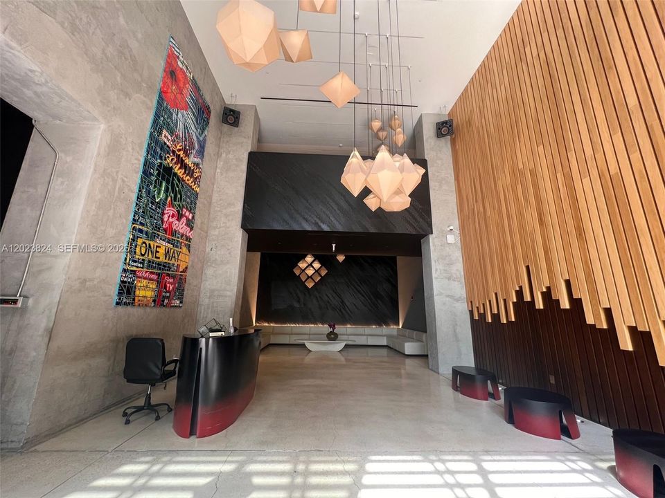 For Sale: $385,000 (1 beds, 1 baths, 607 Square Feet)