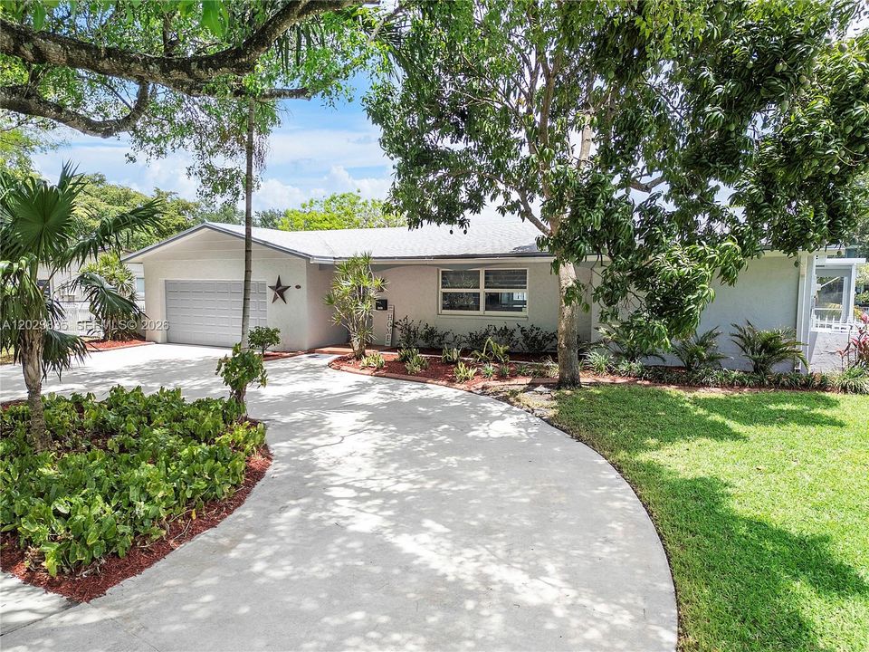 For Sale: $950,000 (4 beds, 2 baths, 1957 Square Feet)