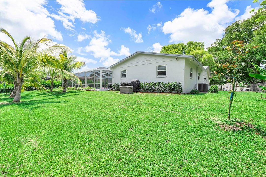 For Sale: $950,000 (4 beds, 2 baths, 1957 Square Feet)