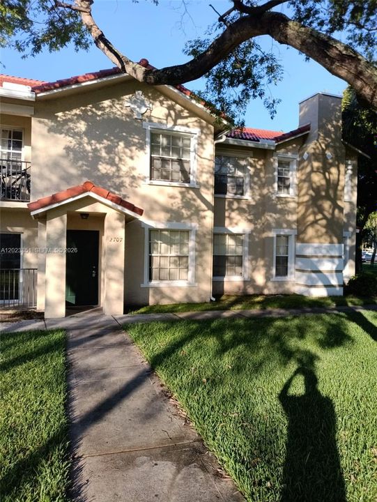 Active With Contract: $2,250 (3 beds, 2 baths, 1553 Square Feet)