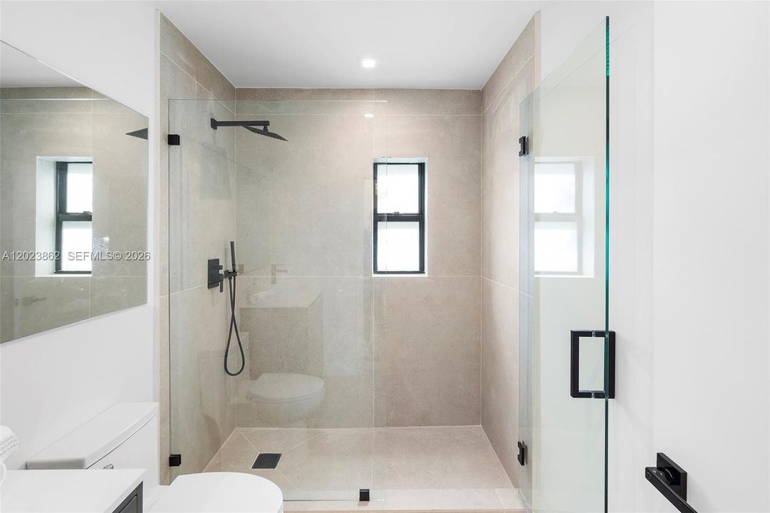Activo con contrato: $9,250 (3 camas, 2 baños, 1710 Pies cuadrados)