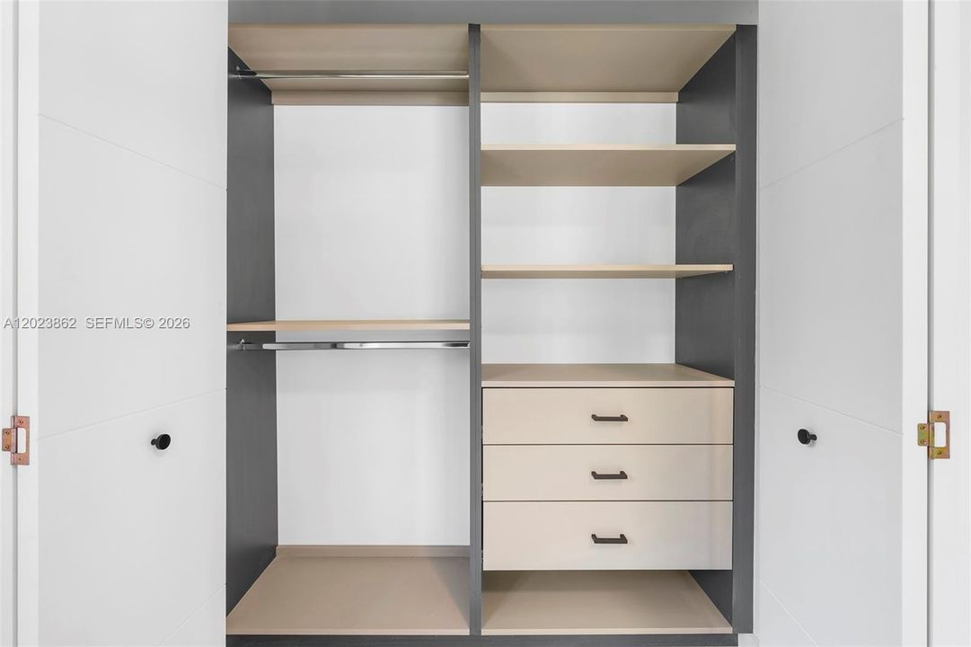 Activo con contrato: $9,250 (3 camas, 2 baños, 1710 Pies cuadrados)