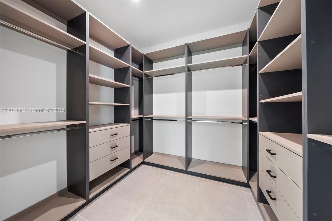 Activo con contrato: $9,250 (3 camas, 2 baños, 1710 Pies cuadrados)
