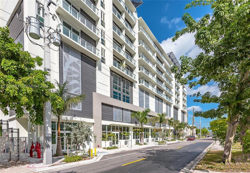 For Sale: $355,000 (1 beds, 1 baths, 560 Square Feet)