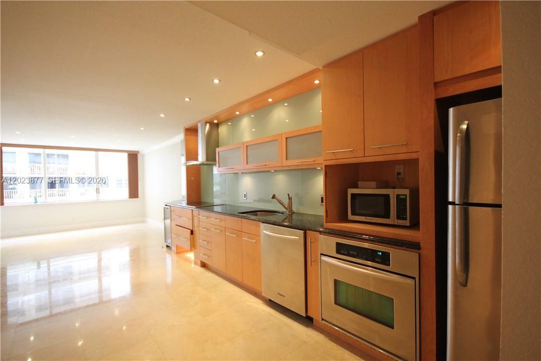 For Sale: $475,000 (1 beds, 1 baths, 860 Square Feet)