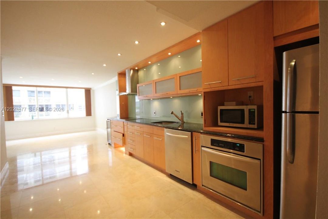 For Sale: $475,000 (1 beds, 1 baths, 860 Square Feet)