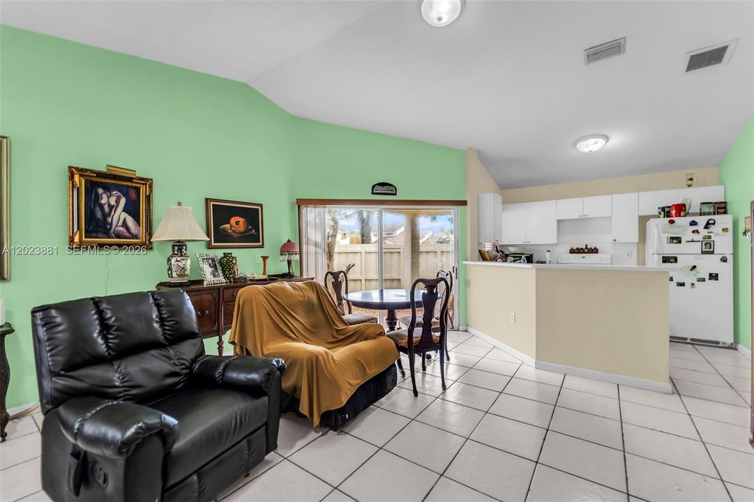 На продажу: $275,000 (2 спален, 2 ванн, 951 Квадратных фут)