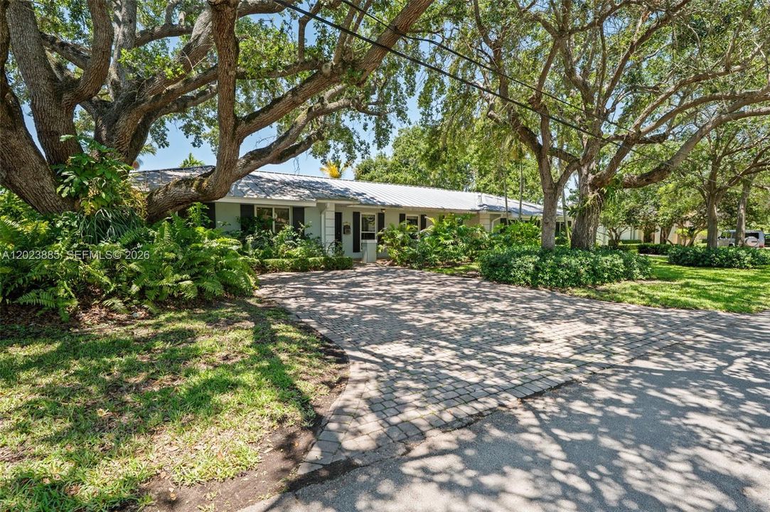 For Sale: $2,375,000 (5 beds, 2 baths, 3669 Square Feet)
