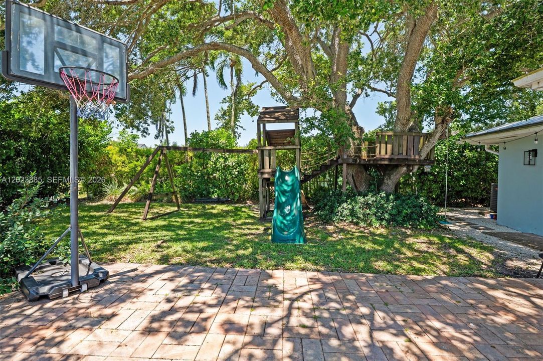 For Sale: $2,375,000 (5 beds, 2 baths, 3669 Square Feet)