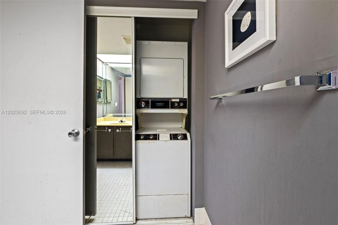 For Sale: $185,000 (1 beds, 1 baths, 1045 Square Feet)