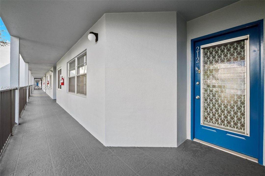 For Sale: $185,000 (1 beds, 1 baths, 1045 Square Feet)