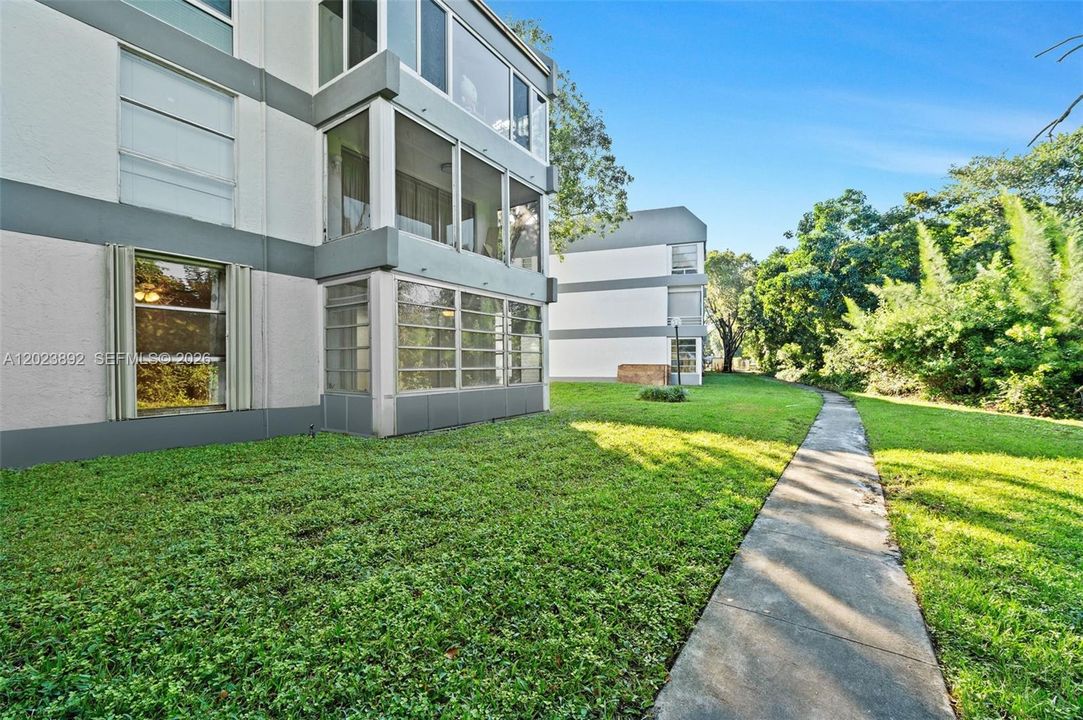 For Sale: $185,000 (1 beds, 1 baths, 1045 Square Feet)