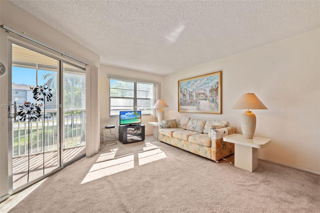For Sale: $185,000 (1 beds, 1 baths, 1045 Square Feet)