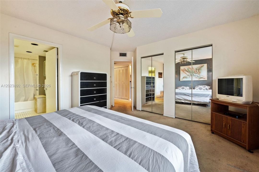 For Sale: $185,000 (1 beds, 1 baths, 1045 Square Feet)