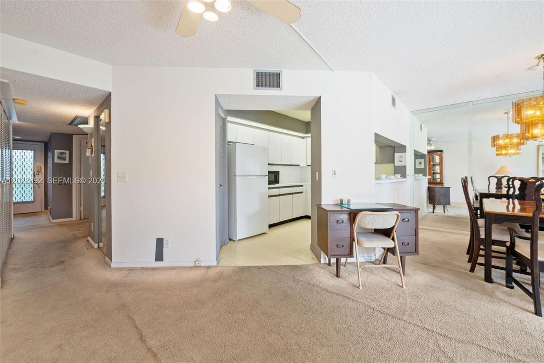 For Sale: $185,000 (1 beds, 1 baths, 1045 Square Feet)