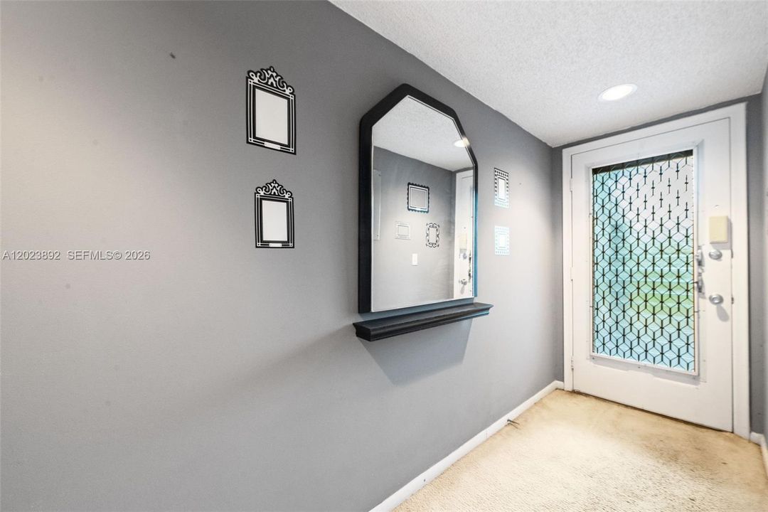 For Sale: $185,000 (1 beds, 1 baths, 1045 Square Feet)