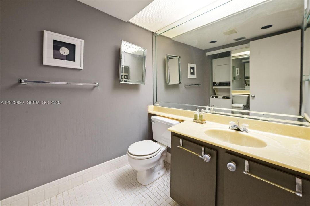 For Sale: $185,000 (1 beds, 1 baths, 1045 Square Feet)