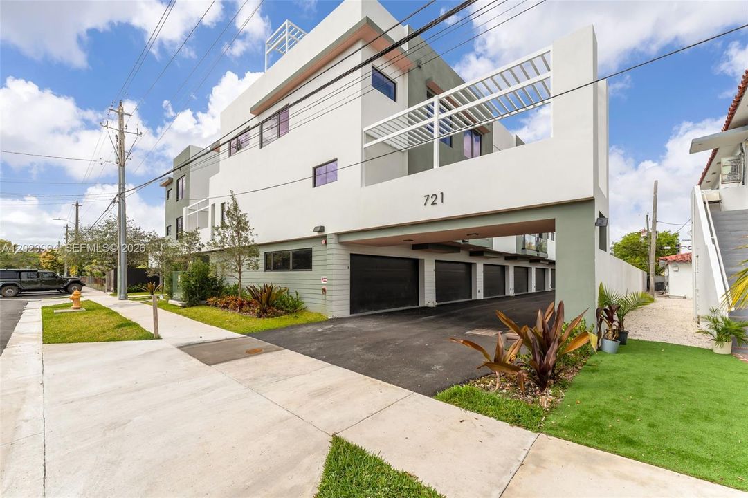 En Renta: $7,600 (3 camas, 3 baños, 2513 Pies cuadrados)