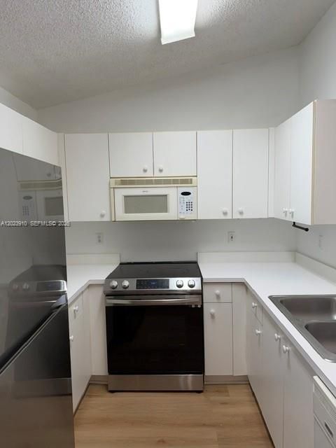 Active With Contract: $1,700 (1 beds, 1 baths, 846 Square Feet)