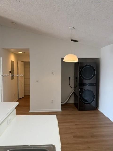Active With Contract: $1,700 (1 beds, 1 baths, 846 Square Feet)