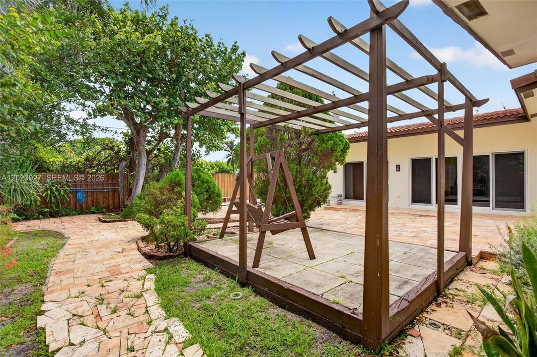 : $1,800,000 (3 beds, 3 baths, 2216 Square Feet)