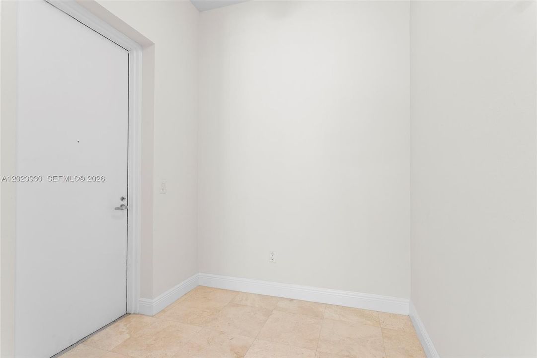 UNIT ENTRANCE / FOYER