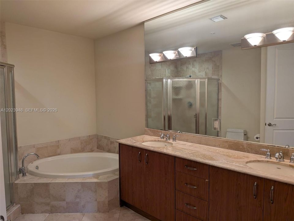 For Sale: $389,000 (1 beds, 1 baths, 893 Square Feet)