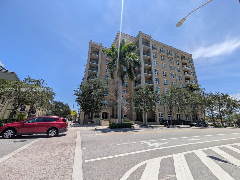 For Sale: $389,000 (1 beds, 1 baths, 893 Square Feet)