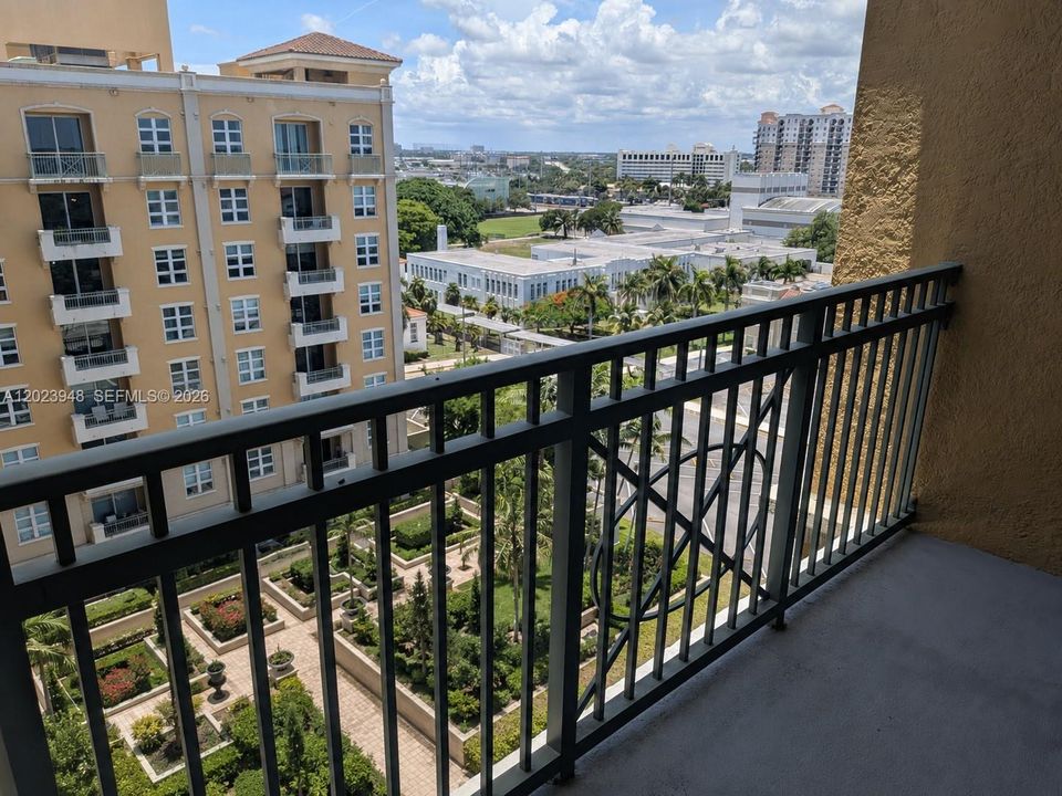 For Sale: $389,000 (1 beds, 1 baths, 893 Square Feet)