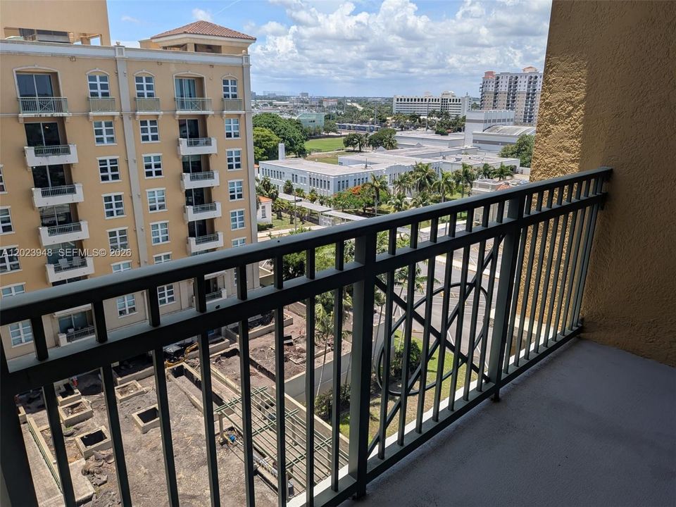 For Sale: $389,000 (1 beds, 1 baths, 893 Square Feet)