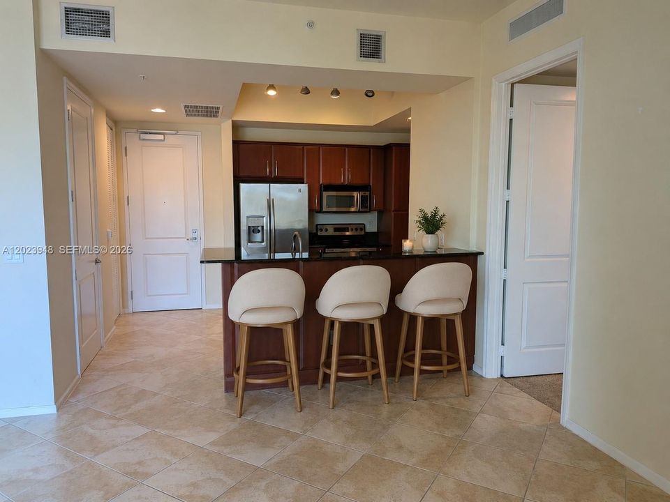 For Sale: $389,000 (1 beds, 1 baths, 893 Square Feet)