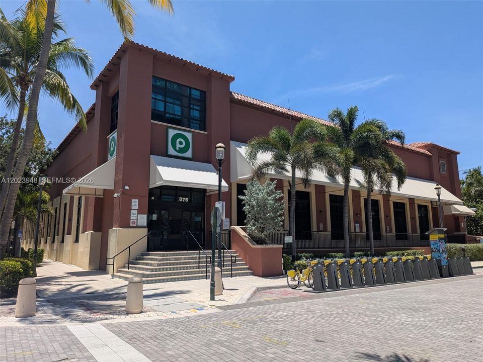 For Sale: $389,000 (1 beds, 1 baths, 893 Square Feet)
