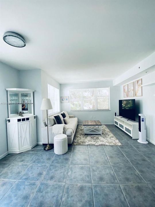For Sale: $290,000 (1 beds, 1 baths, 580 Square Feet)