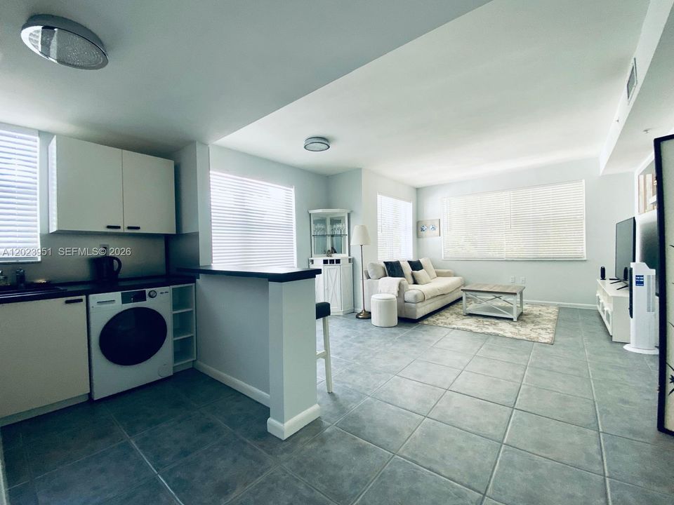 For Sale: $290,000 (1 beds, 1 baths, 580 Square Feet)