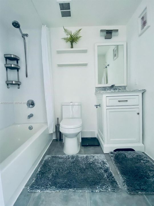 For Sale: $290,000 (1 beds, 1 baths, 580 Square Feet)