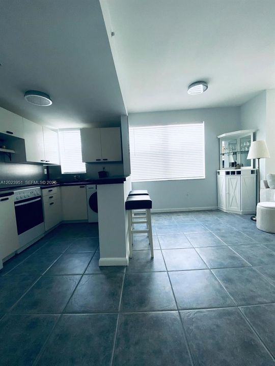 For Sale: $290,000 (1 beds, 1 baths, 580 Square Feet)