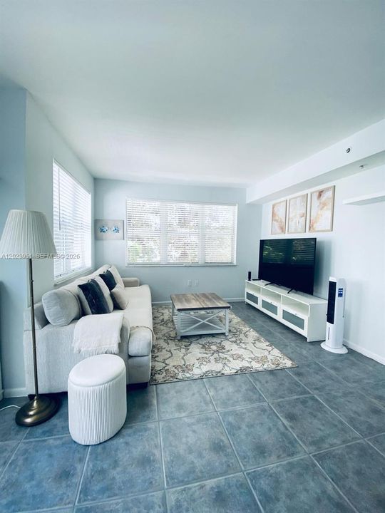 For Sale: $290,000 (1 beds, 1 baths, 580 Square Feet)