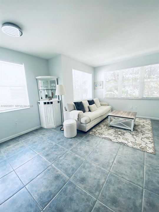For Sale: $290,000 (1 beds, 1 baths, 580 Square Feet)