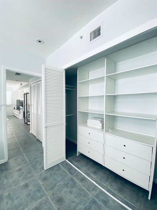 For Sale: $290,000 (1 beds, 1 baths, 580 Square Feet)