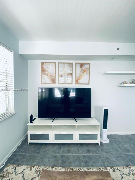 For Sale: $290,000 (1 beds, 1 baths, 580 Square Feet)